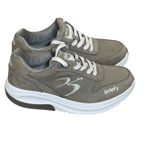 NWT GDEFY Orion Athletic shoes tan/ white‎ size 10